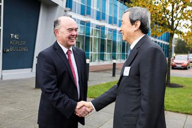 Sir Martin Sweeting welcomes Vice Premier Ma Kai to SSTL